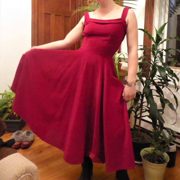 Robe de velours rouge - Picture 1 of 3